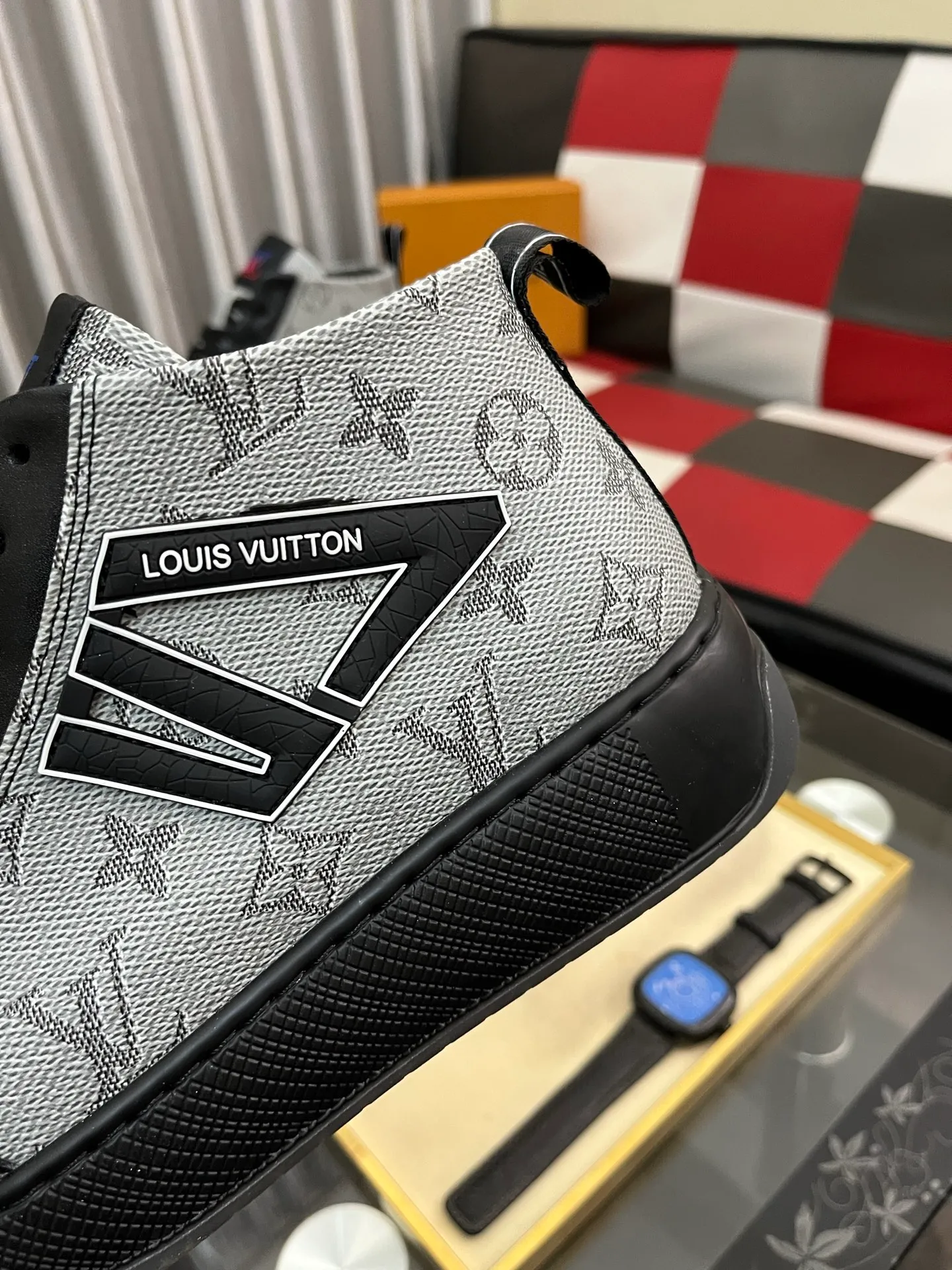 Men's shoes 💰: 438⌚️⌚️《Louis vuitton/LV Louis Vuitton》original quality.~ Unique modern style sneakers. 🏃A must-have casual shoe for trendy men😍😍 Original brand imported from Italy, imported original leather, cowhide lining (refuses to discolor and grind feet) sole: original sole provided by the original factory, French lazy style design ⚠️Fit to the feet, original quality, super comfortable original sole. Code number: 38-443️⃣Colors available